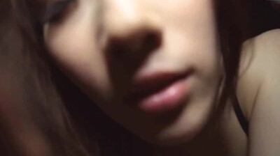 美女脱了内裤露出尿囗让人桶