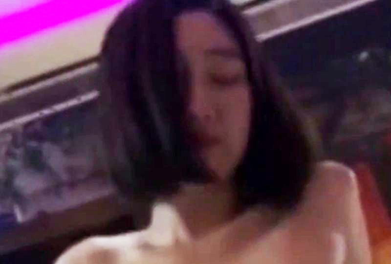 美女让男人桶尿口桶到爽