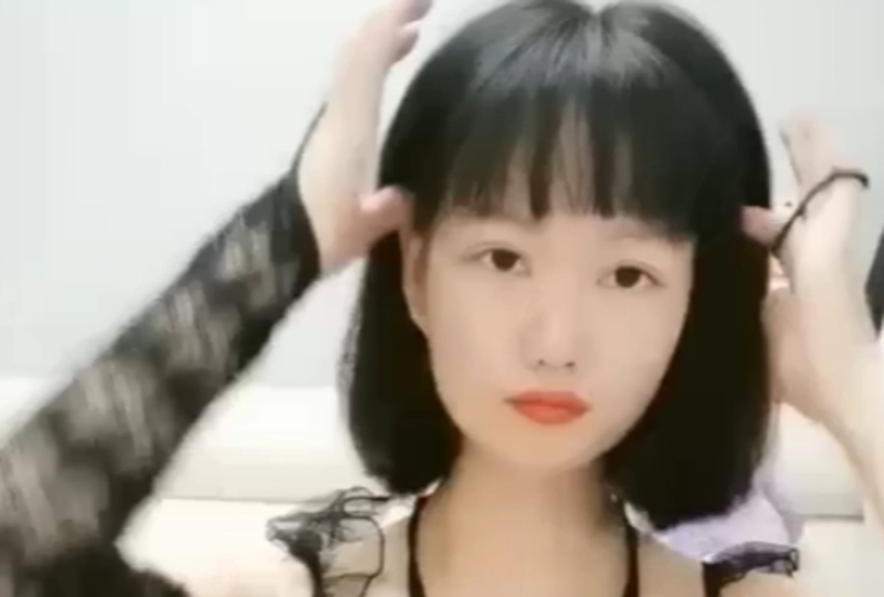 扒开粉嫩小泬舌头伸进去