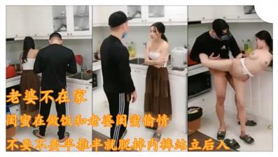 他扒开我的内裤把舌头放进去