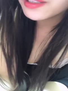 摸进她的内裤里疯狂揉她的胸视频