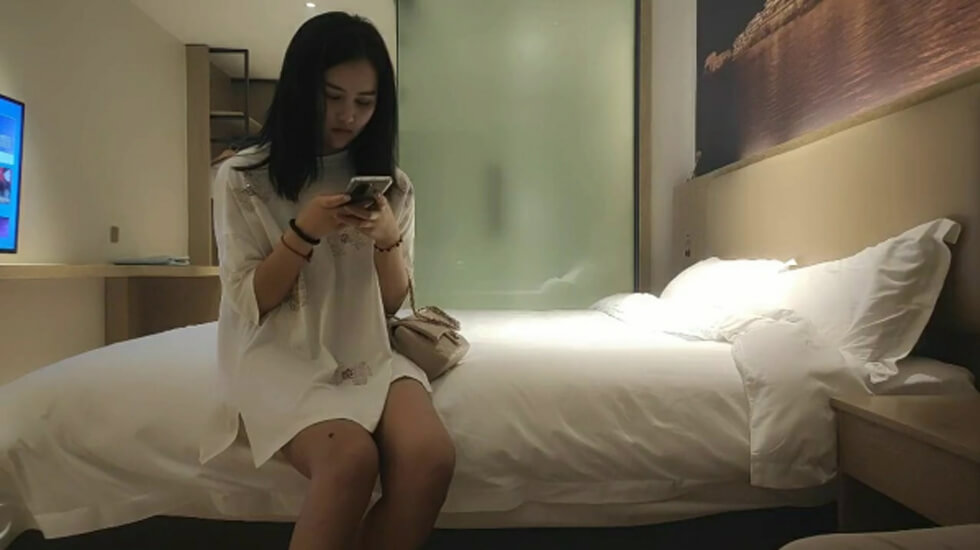 女子赤裸进女浴室发现两男性