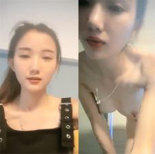 小太正裸体脱裤子玩屁股眼