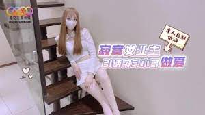 挠外国小女孩脚心