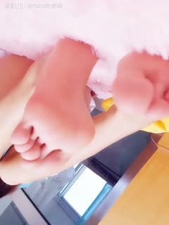 嗯啊～cao进去了～摸裸乳