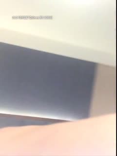 边吃胸边摸下