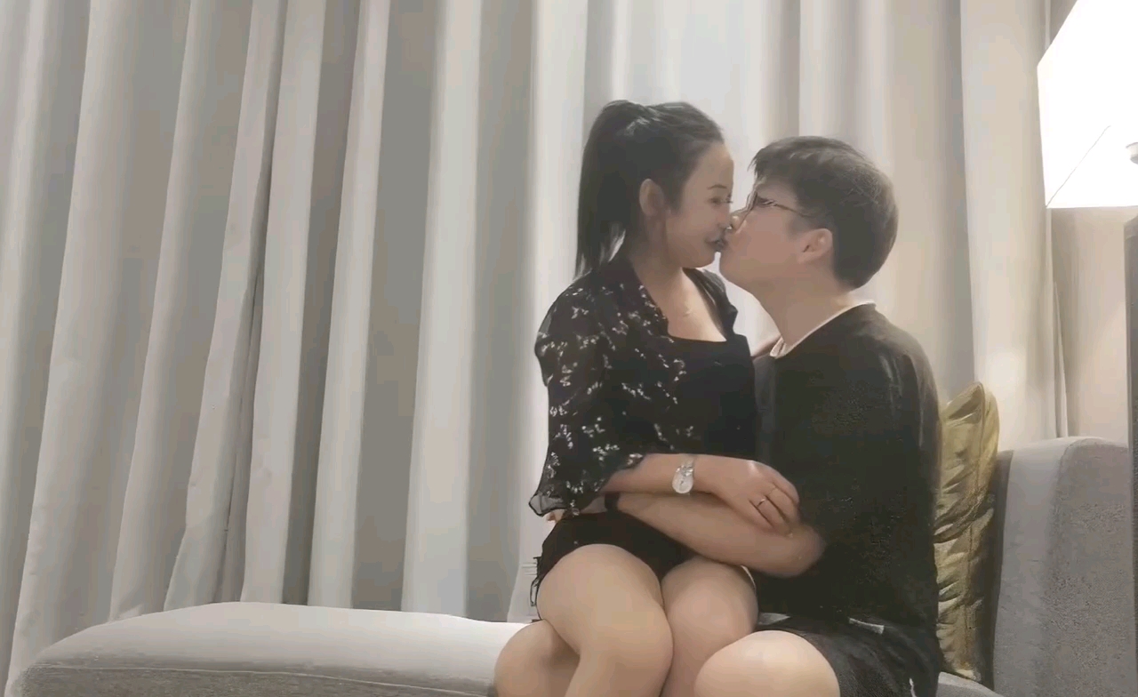 女刑警被两个黑人挺进