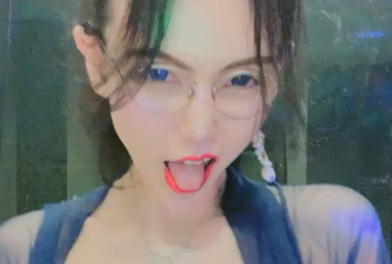 含着她的花蒂啃咬高潮免费